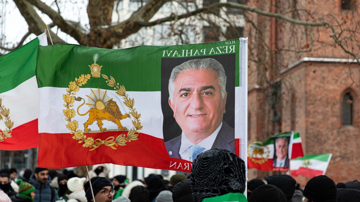 Portrerul lui Reza Pahlavi, fluturat la Berlin, la un miting de susținere a protestelor din Iran Foto: Profimedia