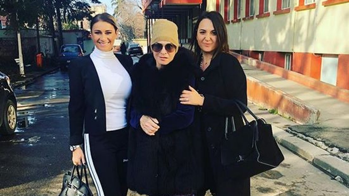 Cel mai emoționant mesaj al Anamariei Prodan despre mama sa. Cum arată Ionela Prodan cu capul descoperit și fără pic de machiaj | FOTO