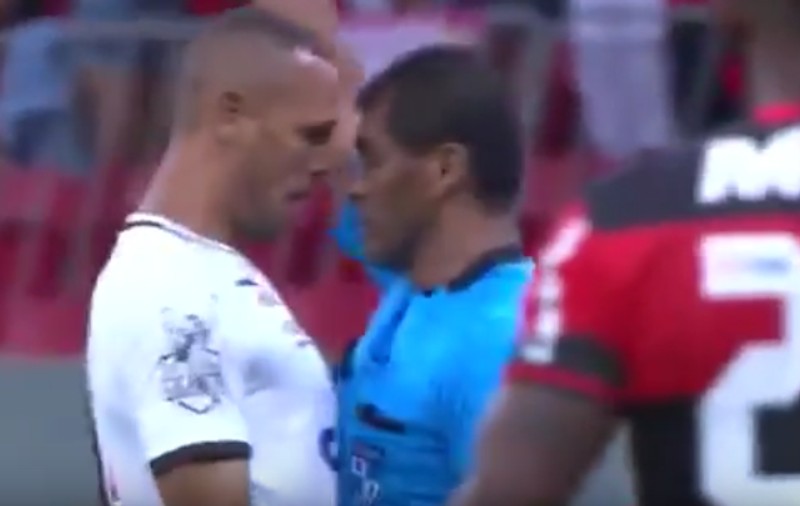 Arbitrul care trişează! Faza ce a pus pe jar Brazilia, cu "centralul" unui meci în rol principal / VIDEO