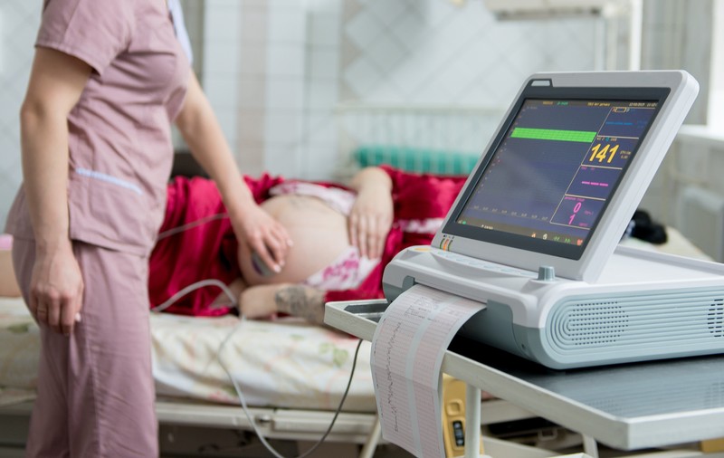 Studiu. Femeile gravide care fac COVID transmit mai puțini anticorpi băieților decât fetelor