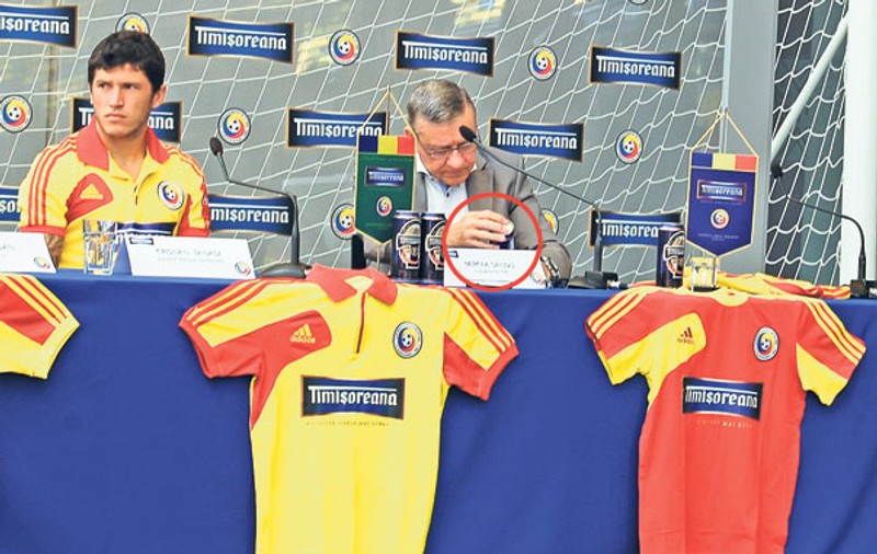 Ți-e poftă, «Nașule?» Mircea Sandu, șeful FRF, nu s-a abținut să nu examineze o cutie de bere a noului sponsor al tricolorilor