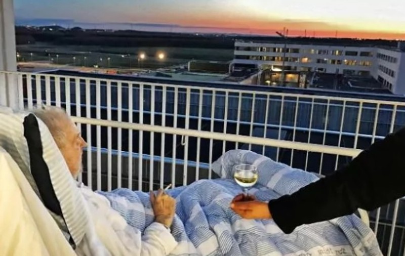 O țigară și un pahar de vin - angajații unui spital i-au îndeplinit ultima dorință a unui bărbat aflat pe moarte