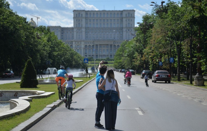 Restricții în București, după ce rata de infectare a trecut de 2 la mie. Școlile, vizate de noile măsuri
