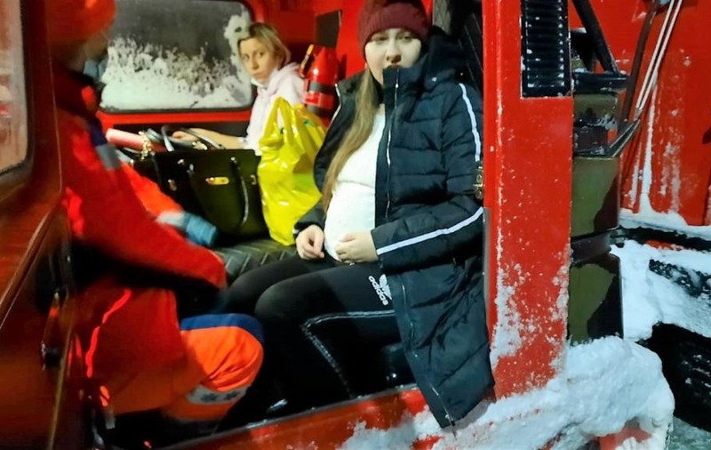 VIDEO | Două femei însărcinate au fost preluate cu şenilatele ISU Dobrogea. O alta a născut acasă, asistată de echipajul de la Ambulanță