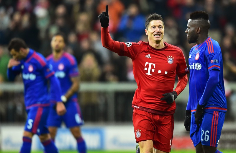 epa05040320 Bayern Munich's Robert Lewandowski (2-R) celebrates after scoring the 2-0 lead during the UEFA Champions League Group F soccer match between Bayern Munich and Olympiacos Piraeus in Munich, Germany, 24 November 2015. EPA/PETER KNEFFEL