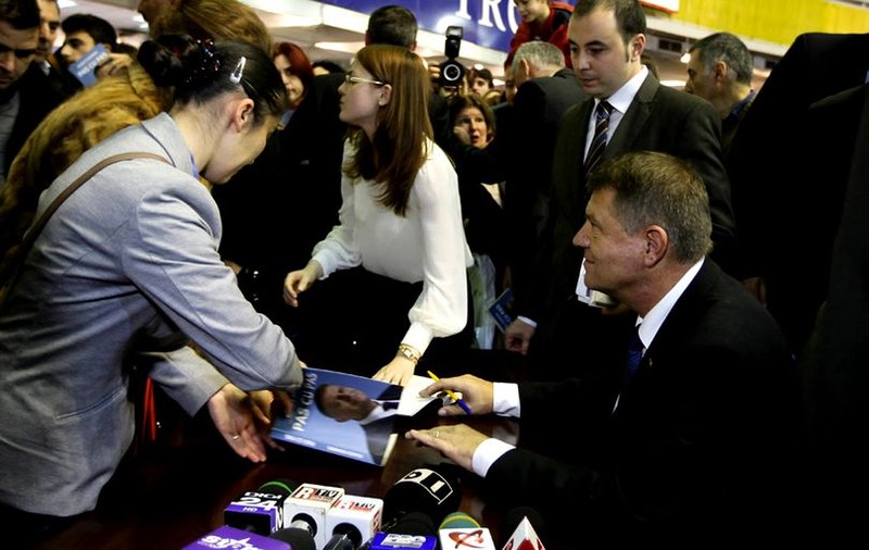 Klaus Iohannis îşi anunţă o nouă carte, pe Facebook: "Eu.ro – Un dialog deschis despre Europa"