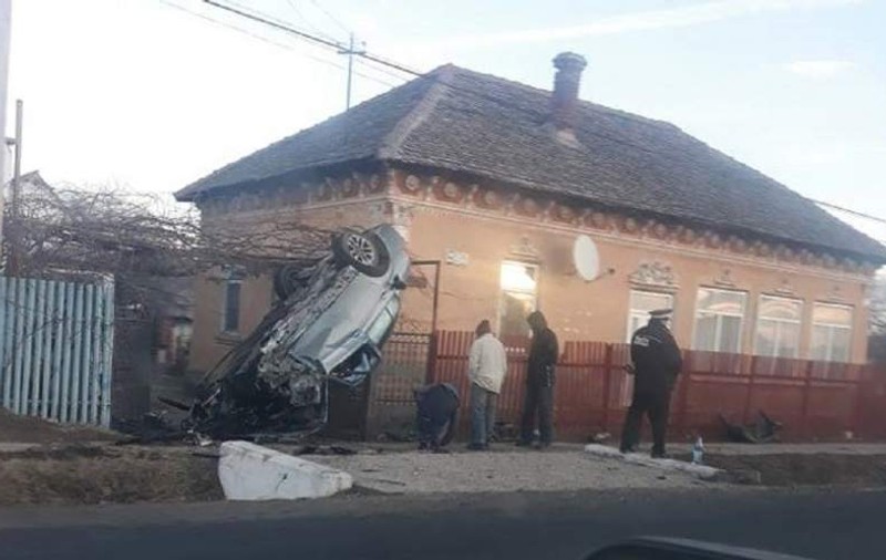 IMAGINEA ZILEI | O șoferiță băută din Dolj a mers cu mașina, la propriu, "pe lângă drum, pe lângă gard". A intrat în poarta unei case!