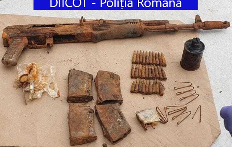 Fost membru al grupării Academia Infractorilor, arestat după ce a vrut să vândă o armă, 63 de cartușe și o grenadă