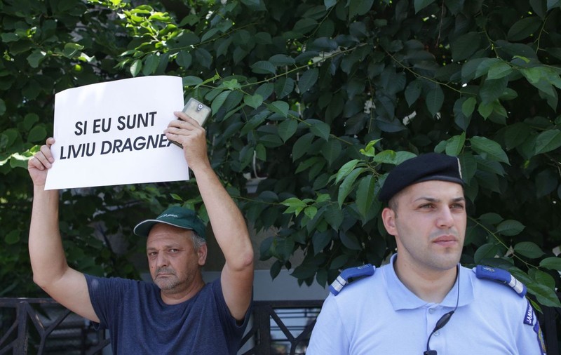 FOTO | Protest la Cotroceni. Mai mulți oameni au cerut eliberarea lui Liviu Dragnea și demisia lui Iohannis
