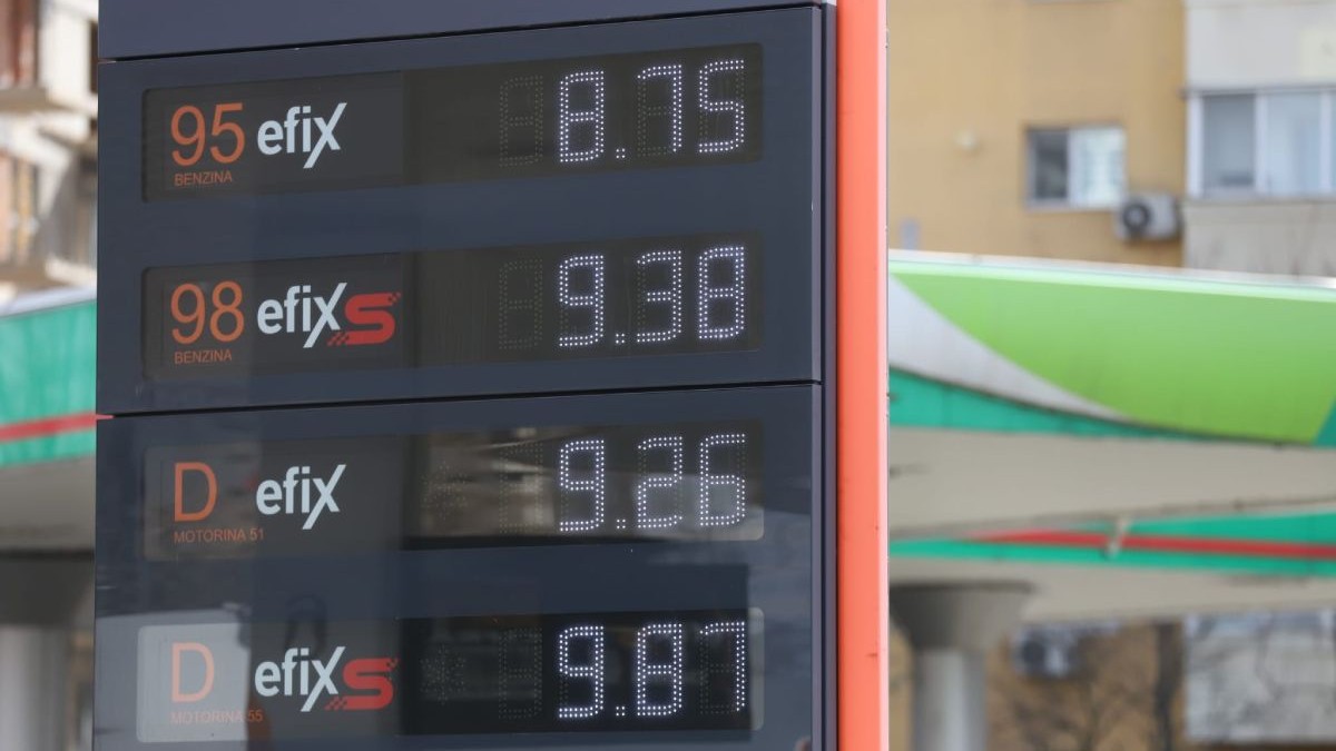 Panoul unei benzinării unde sunt afișate prețurile zilei pentru benzină și motorină, 18 martie 2026