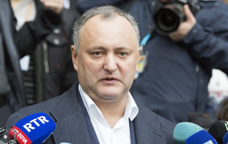 Igor Dodon a scos steagul UE de la intrarea în sediul Preşedinţiei