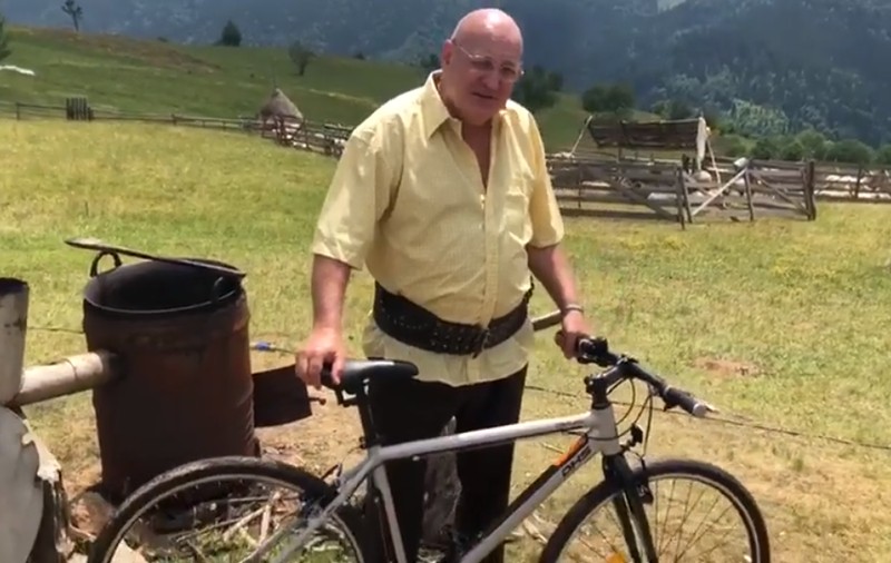 VIDEO/ Bebe Cotimanis merge cu ATV-ul prin țară și adună PET-uri! Actorul face voluntariat pentru asociații ecologice