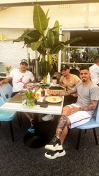 La masă alături de prieteni