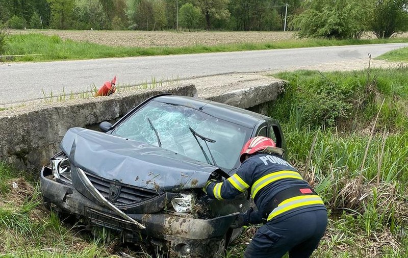 O fetiță de 10 luni a murit după ce mașina condusă de bunica sa a căzut într-un șanț și s-a lovit de un cap de pod