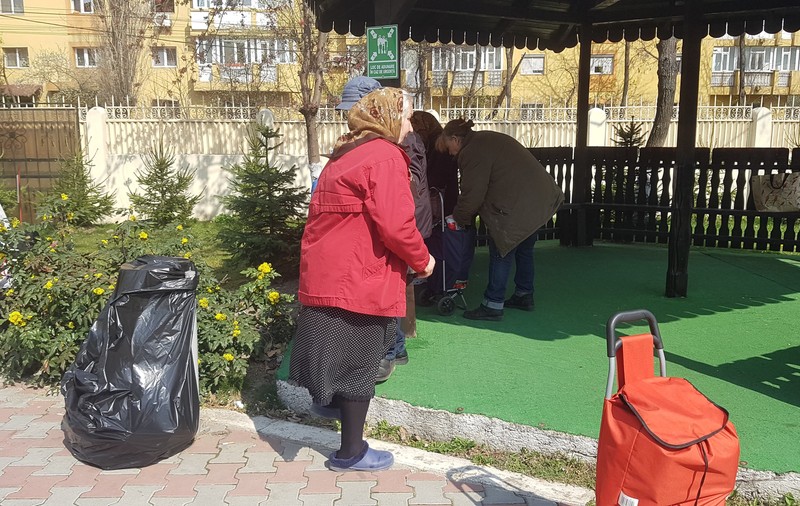 Bătrânii din Sectorul 6 sunt puşi să aleagă între cantină şi carantină. Oficial DGASPC: "Să nu aştepte ca asistenţii sociali să stea drepţi la uşa lor..."