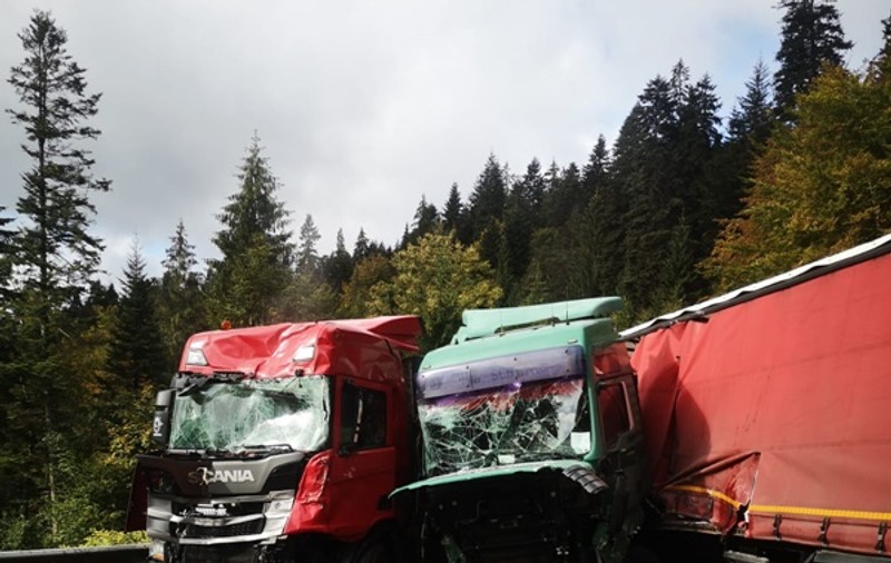 Șofer de TIR mort pe loc, după ce a intrat pe contrasens într-un alt camion, pe o șosea de munte din Neamț
