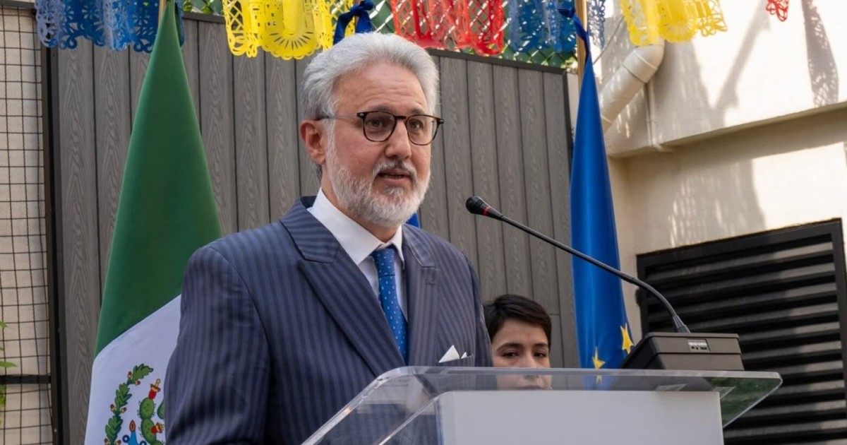 Marius Lazurca este diplomat de carieră și a fost propus informal de Nicușor Dan la șefia SIE în august 2025, dar PSD a refuzat
