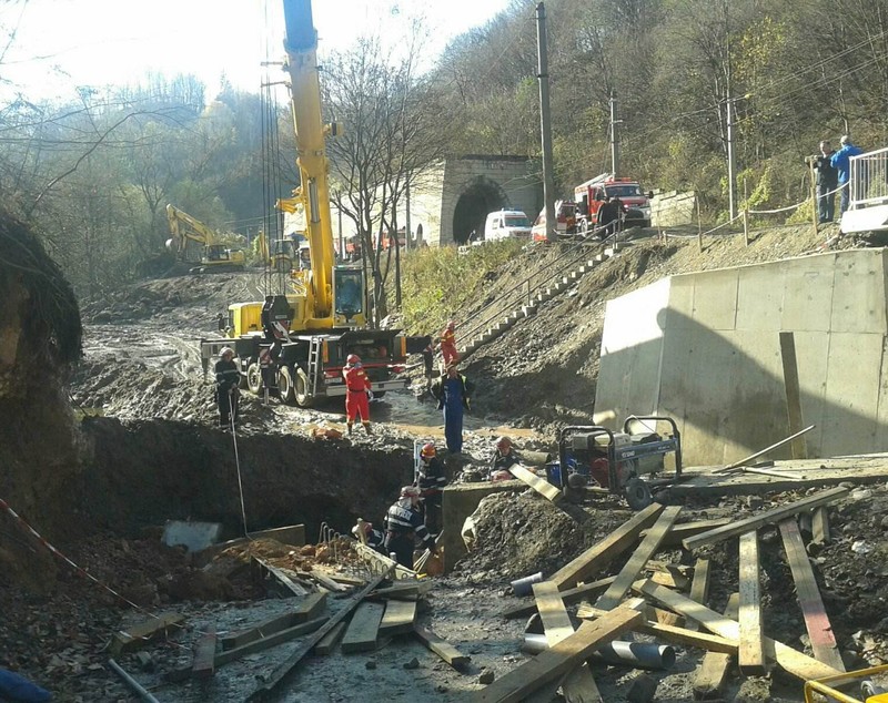 UPDATE: Ceilalți doi muncitori prinși sub un mal de pământ în Hunedoara, scoși morți