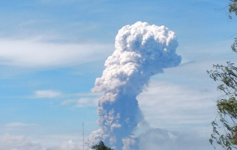 La câteva zile după cutremurul și tsunamiul devastator, pe insula Sulawesi din Indonezia a erupt și un vulcan