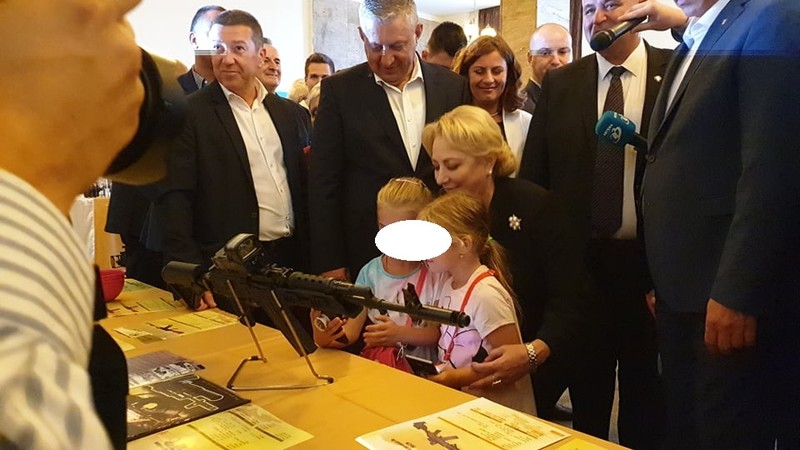 Dăncilă s-a fotografiat cu două fetițe în fața unei arme de asalt (Foto alba24.ro)