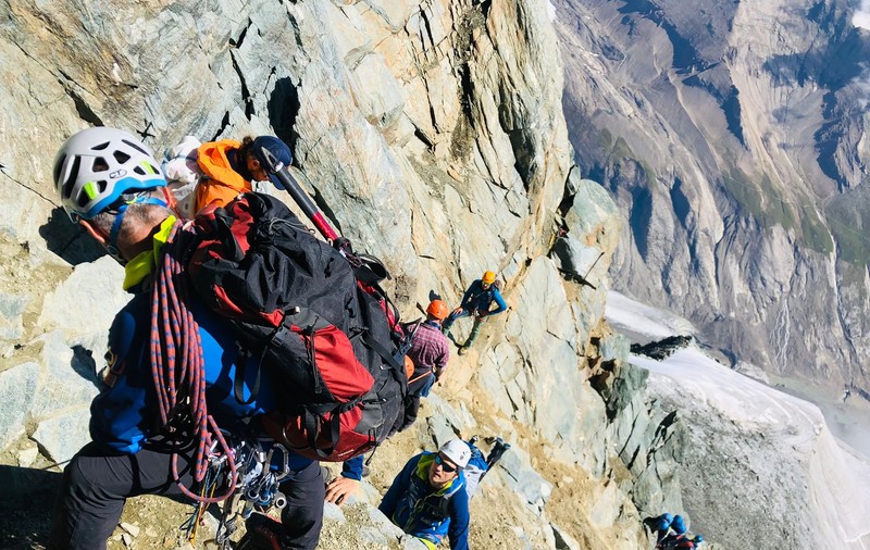 Doi sportivi care văd împreună 1% au cucerit un vârf de peste 4.000 m: „Am fost copilul cu dizabilități, acum sunt tânărul care încearcă să și le depășească”
