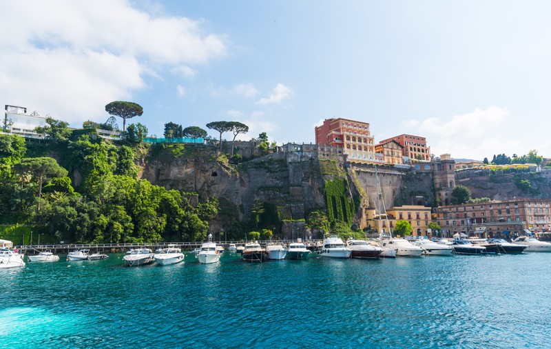 Într-o stațiune din Italia, turiștii sunt amendați dacă merg pe stradă în costum de baie. „Îi deranjează pe localnici”