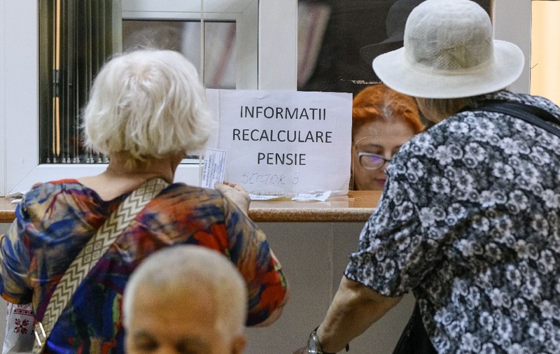 Economistul-șef al unei bănci importante din România: decizia creșterii pensiilor a fost „bomboana de pe coliva deficitului”