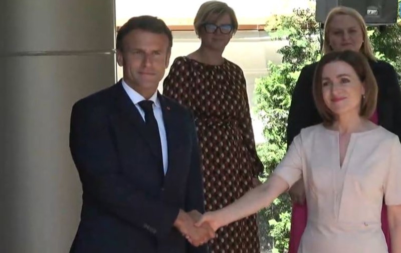 Emmanuel Macron a ajuns la Chișinău. Președintele francez a fost întâmpinat de Maia Sandu