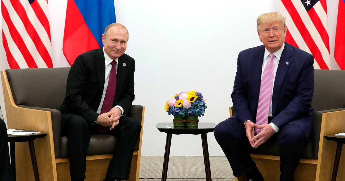 Imagine cu Vladimir Putin (stânga) și Donald Trump (dreapta) stând pe scaune