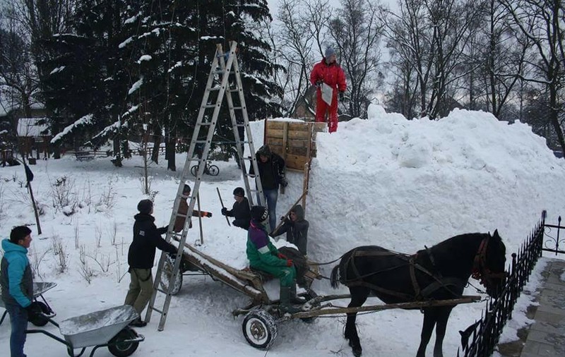 Cel mai mare om de zăpadă din Europa de Est e gata și se află în România / FOTO