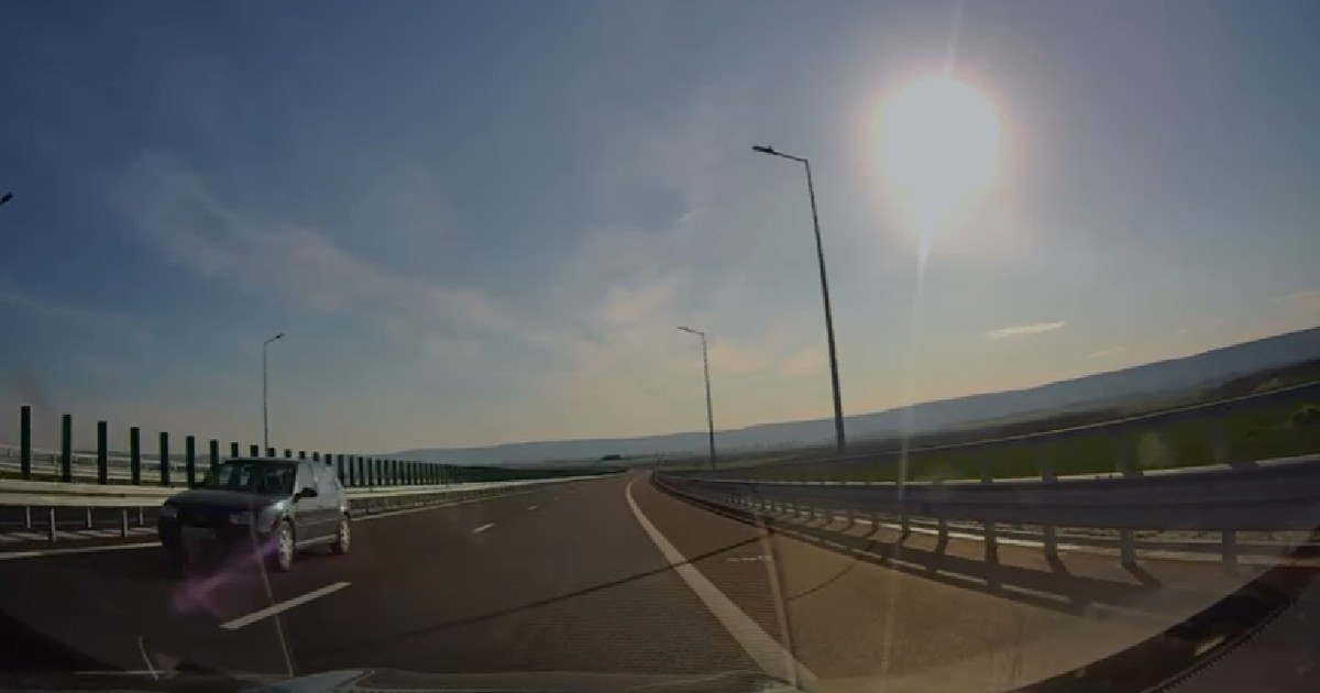 O mașina Golf merge pe contrasens pe autostrada A7