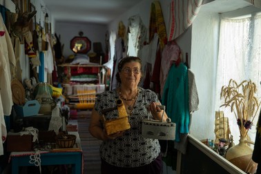 Fiare de călcat vechi, care se încălzeau prin arderea unor coceni. Foto: Vlad Chirea