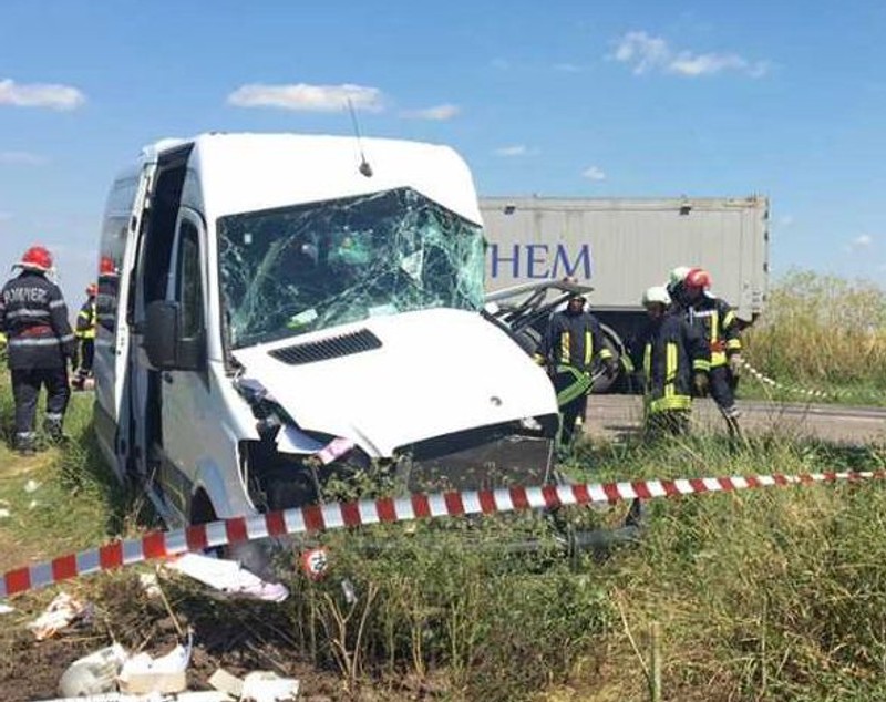 FOTO&VIDEO/ Un mort și 13 răniți, după ce un microbuz s-a lovit de un TIR. Cauza accidentului