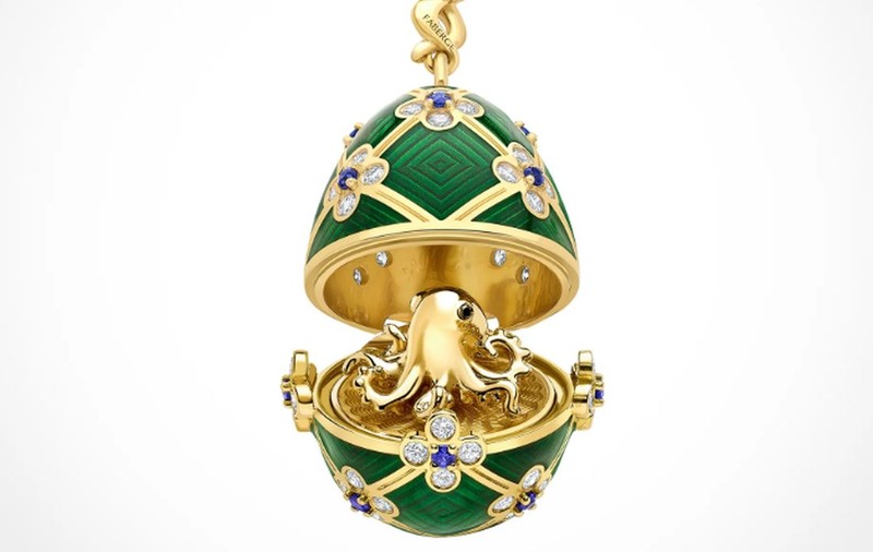 Un bărbat a înghițit un ou Fabergé cu 60 de diamante și 15 safire, iar a doua zi a furat nisip pentru pisici și produse antipurici