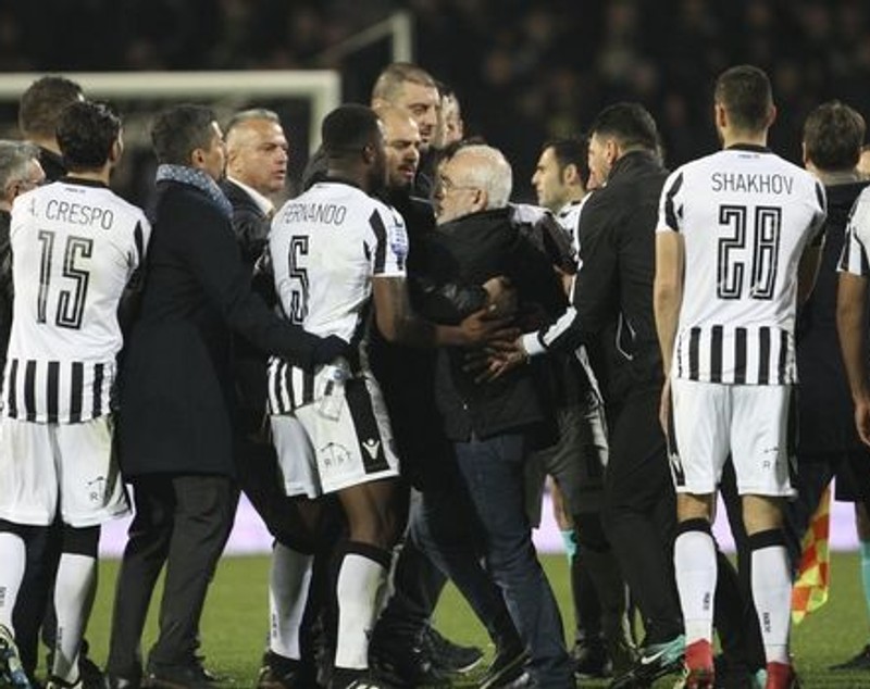Alt scandal pentru Răzvan Lucescu. Derby-ul PAOK - AEK Atena a fost întrerupt cu câteva minute înainte de final / GALERIE FOTO&VIDEO