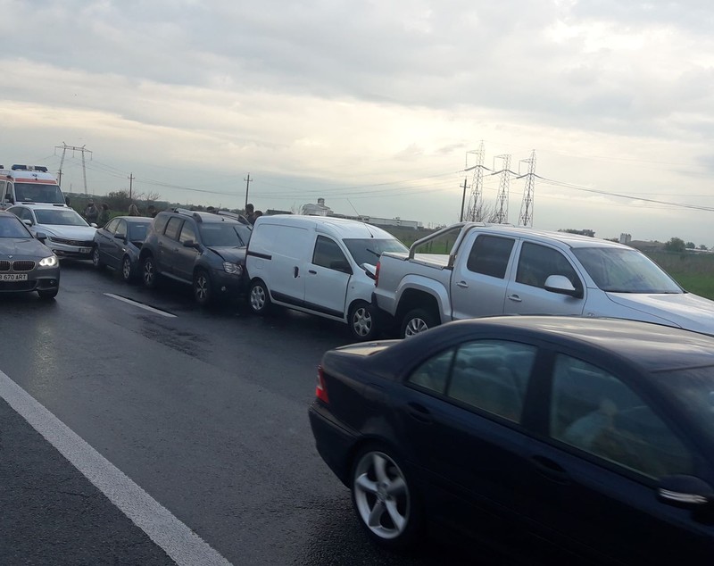Un accident în care au fost implicate nouă mașini a avut loc pe autostrada București - Pitești. Un copil de trei ani a fost rănit