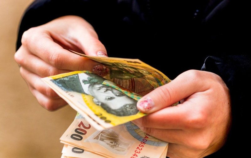 O femeie din Galați a găsit pe jos o sumă de bani și un permis auto, iar când le-a dus la poliție a avut o adevărată surpriză