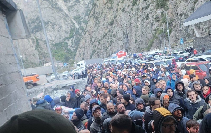 Rusia deschide birou de înrolare chiar la vama prin care mii de oameni vor să fugă în Georgia. Nu se mai iese din țară decât pe jos