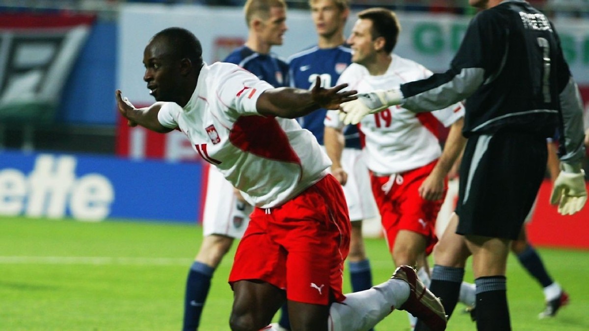Èmmanuel Olisadebe se bucură după un gol marcat pentru națională