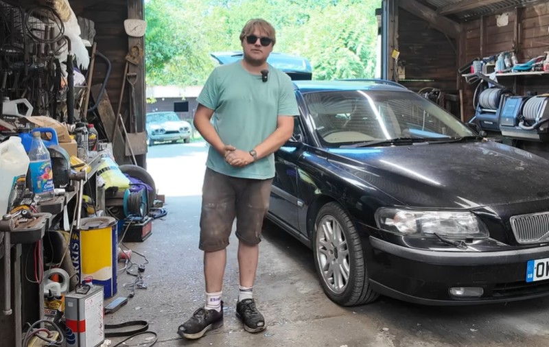 Un tânăr a cumpărat cu doar o liră un Volvo V70, abandonat timp de cinci ani. Cât a investit pentru reparații | VIDEO