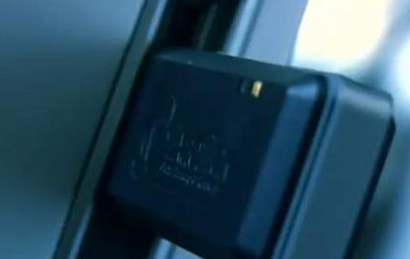 A apărut stick-ul pe care îl poţi distruge dacă l-ai pierdut | VIDEO