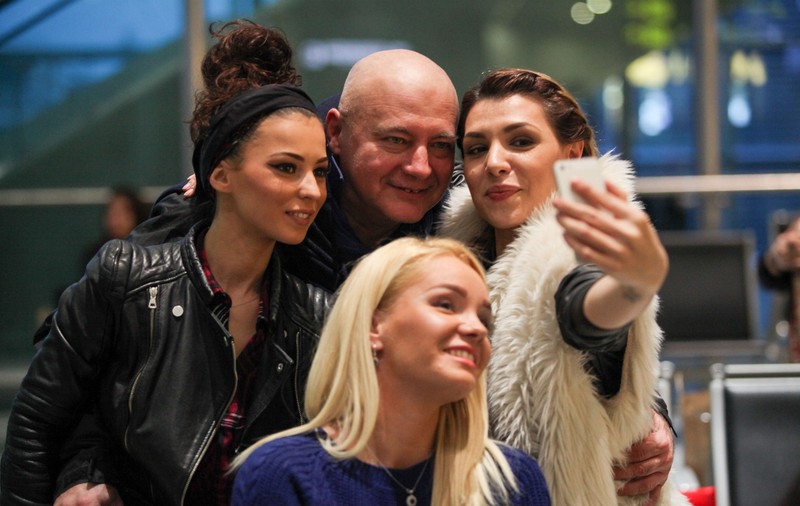 EXCLUSIV/ Telefonia iscă nebunia! Concurenții de la ”Ferma vedetelor” și-au luat adio de la mobile cu o avalașă de selfie-uri, mesaje și apeluri
