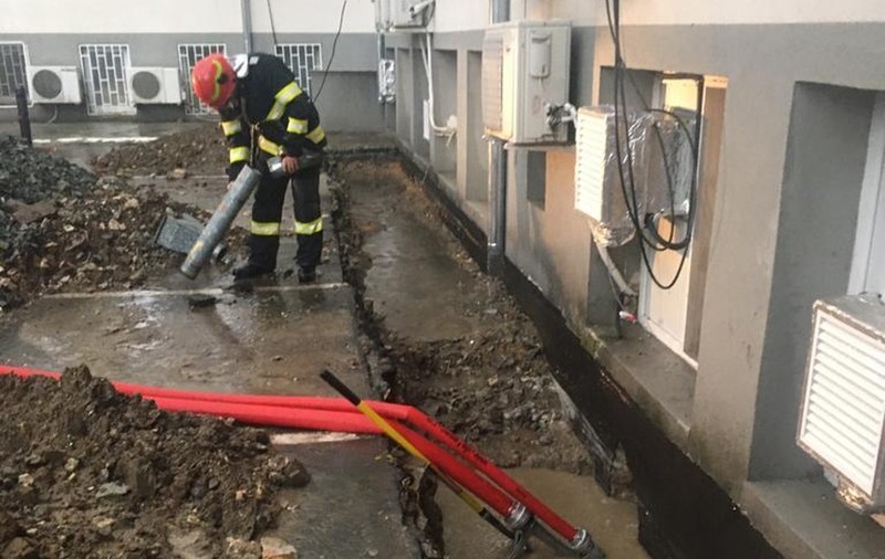 Efectele ploilor torențiale la Constanța. Molozul de la Spitalul de Boli Infecţioase, aproape să ajungă în subsol