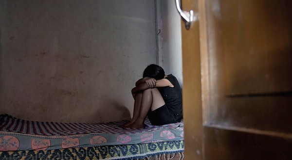 Cazul tinerei cu autism sechestrată, bătută și rasă în cap de iubitul găsit pe o rețea de socializare. Imagine ilustrativă. Sursa foto: Shutterstock
