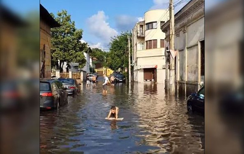 Imagini inedite după furtuna din București. Doi copii s-au bălăcit pe o stradă inundată. „A venit Veneția la mine!” / VIDEO