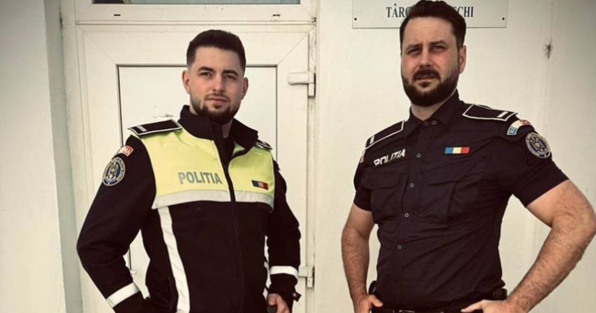 În imagine sunt ilustrați doi agenți de poliție îmbrăcați în uniformă