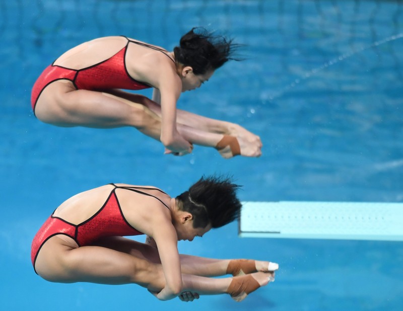 epa05462529 Shi Tingmao and Wu Monxia of China compete during the Women's Synchronised 3m Springboard competition of the Rio 2016 Olympic Games Diving events at the Maria Lenk Aquatics Centre in the Olympic Park in Rio de Janeiro, Brazil, 07 August 2016. EPA/BERND THISSEN
