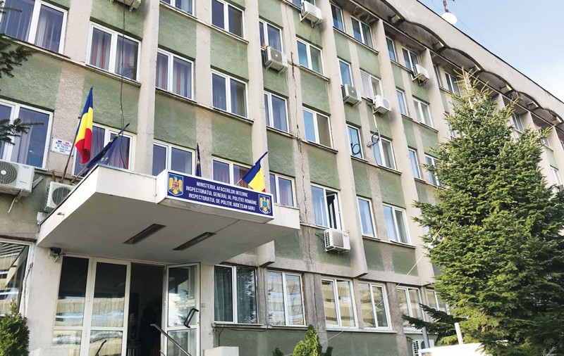 Profesor din Gorj, acuzat că a întreținut relații sexuale cu o elevă de 16 ani. Bărbatul a fost reținut