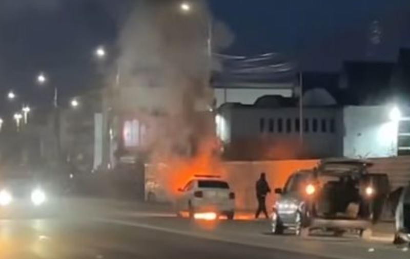 O mașină de poliție a luat foc în trafic, pe un bulevard din Iași: care ar fi principala cauză a incendiului