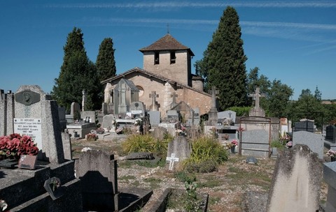 În Franța, tot mai mulți oameni renunță la pietrele funerare tradiționale din granit pentru înmormântările ecologice. Imagine cu caracter ilustrativ. Foto: Hepta